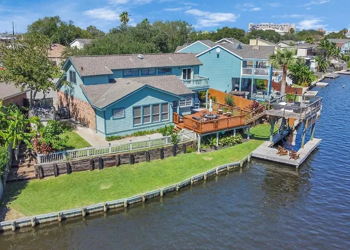 Beauty On The Water! Lake House Near The Beaches!