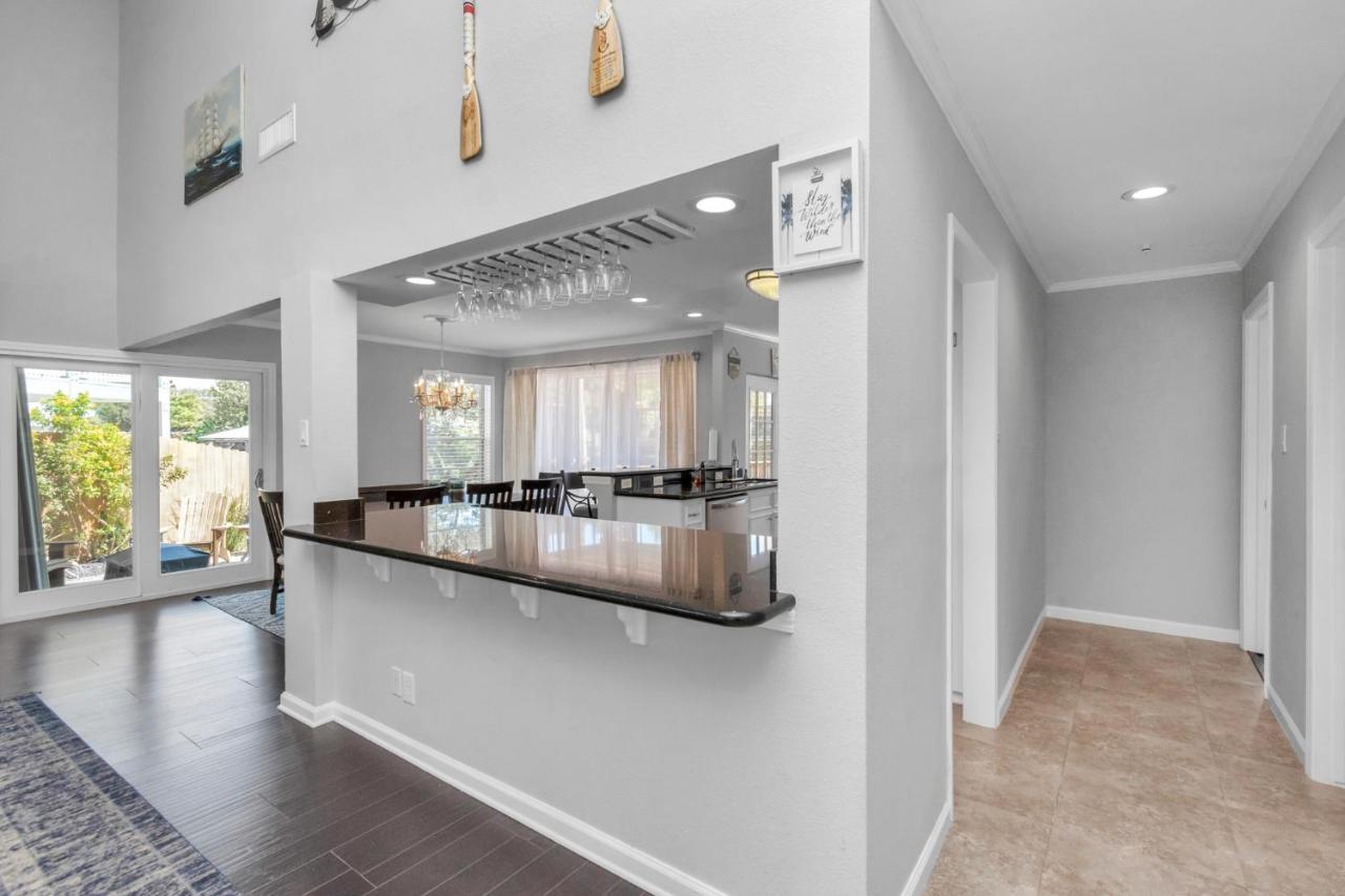Beauty On The Water! House Near The Beaches! Galveston