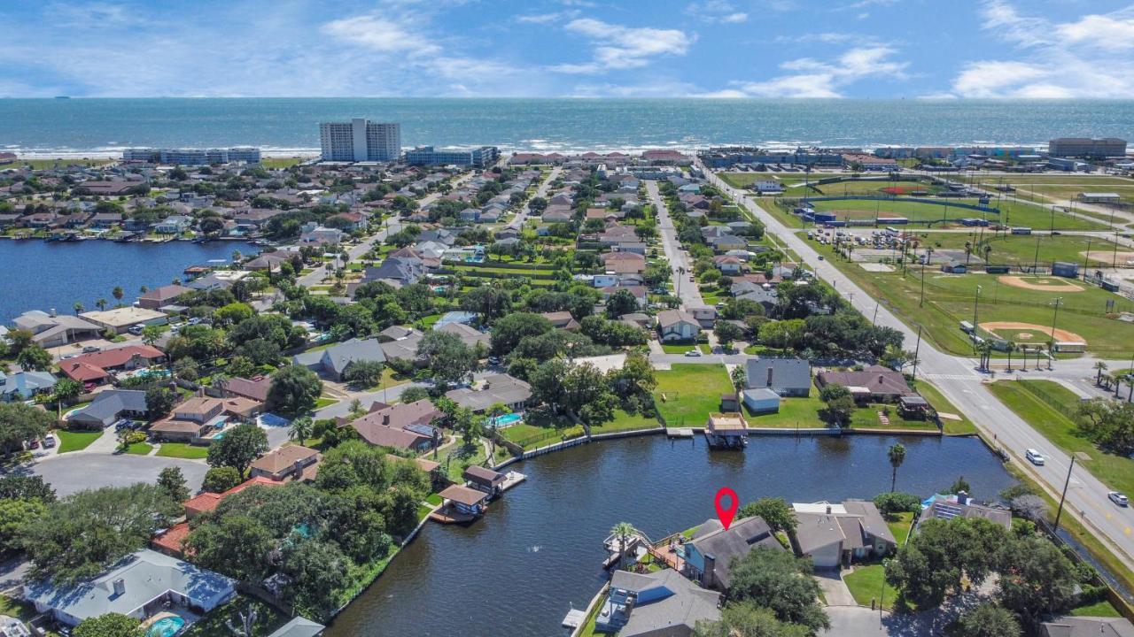 Beauty On The Water! House Near The Beaches! *
